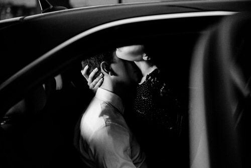 Amanti si baciano intensamente in auto